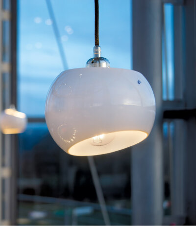 Licht im Raum White Moons 1 Pendelleuchte Porzellanschirm wei&szlig; mit E27 Fassung LED-Retrofit kompatibel