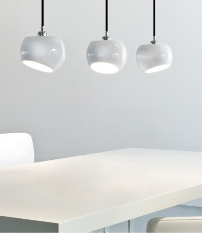 Licht im Raum White Moons 3 horizontal Pendelleuchte Porzellanschirm wei&szlig; mit E27 Fassungen LED-Retrofit kompatibel