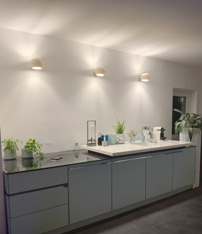 Licht im Raum White Moons 1 Wandleuchte Porzellanschirm wei&szlig; mit E27 Fassung LED-Retrofit kompatibel