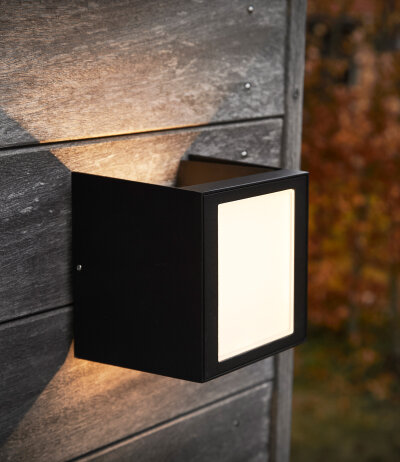 Loom Design Una IP54 schwarze Outdoor LED Up/Down-Wandleuchte Lichtkegel verstellbar 2700K nicht dimmbar