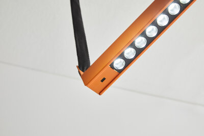 Loom Design Belto orangefarbige LED-Pendelleuchte mit Gestensteuerung und Lichtfarbverstellung